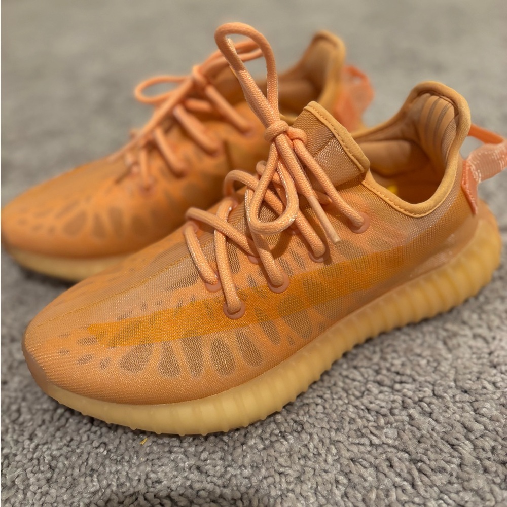 adidas Yeezy Boost 350 V2 Mono Clay
Sneakers size 5 men 6.5 women